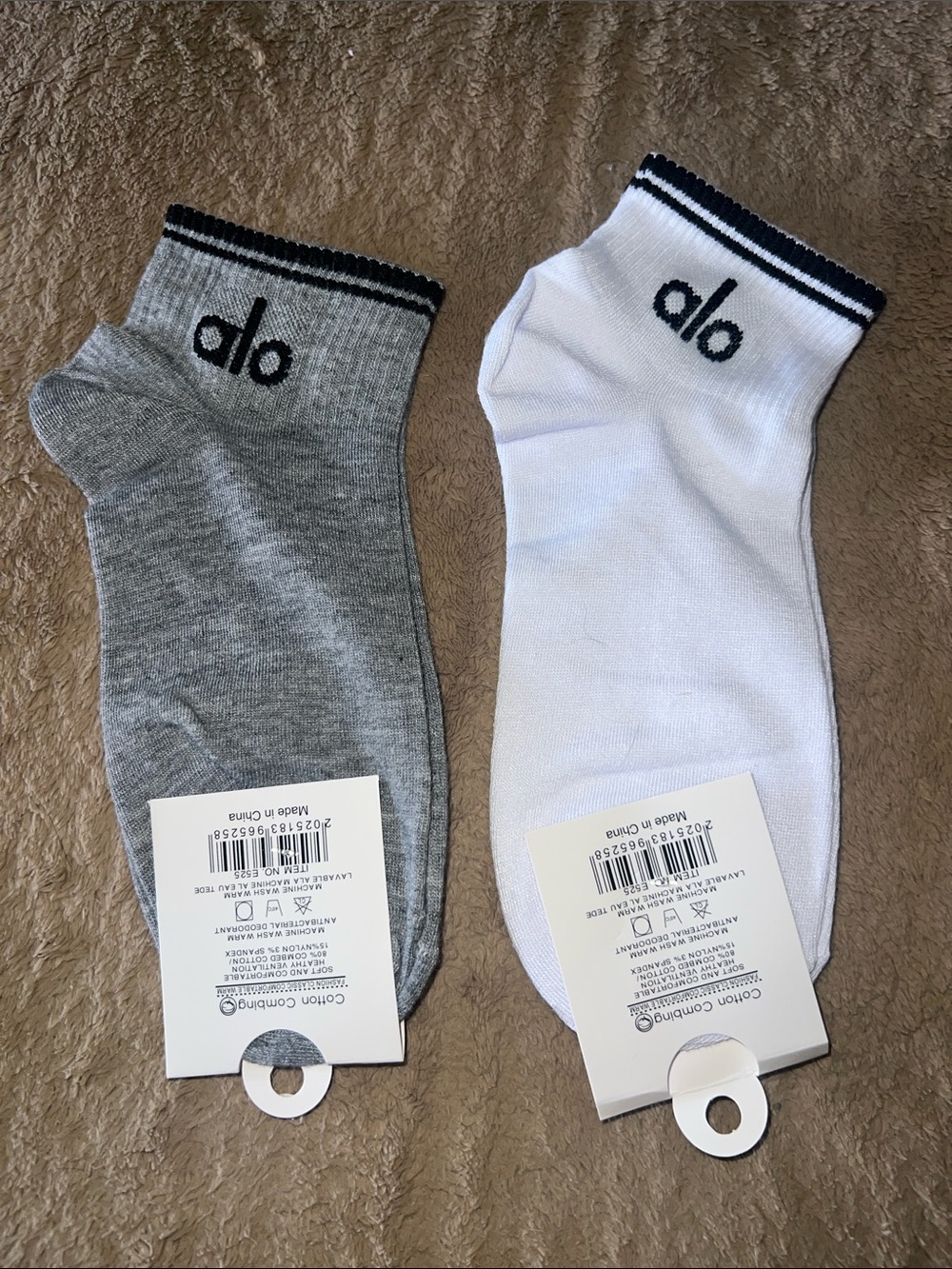 ALO Yoga Women’s Ankle Socks - Grey & White with Black Logo 2 Pairs - Picture 4 of 5